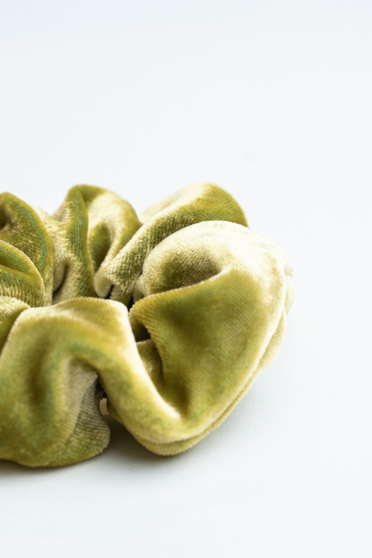 scrunchie - MEDINA velvet silk - pistachio